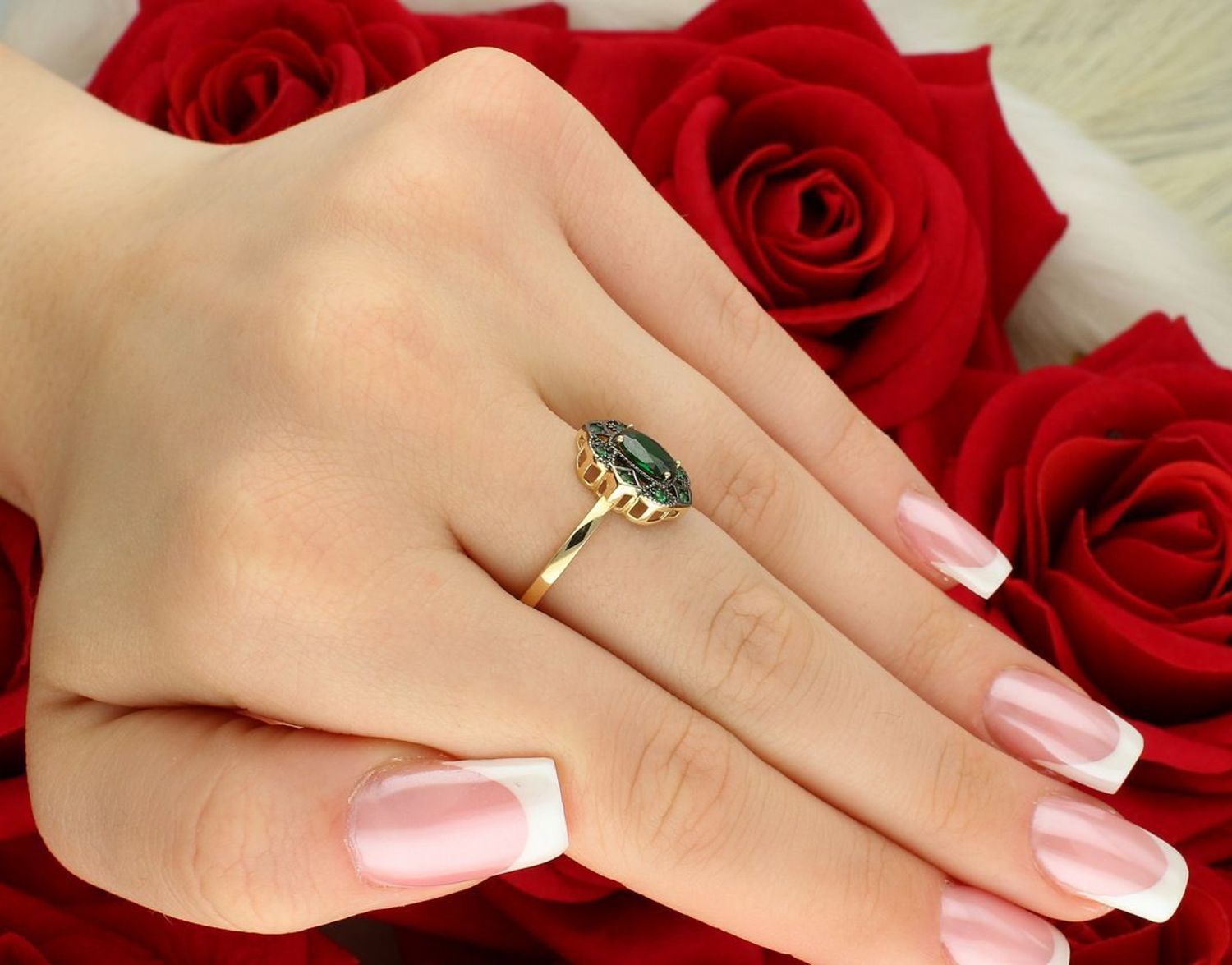 Złoty pierścionek damski PI 6623A 585 z owalnym wzorem i zielonymi cyrkoniami. Próba 585, rozmiar 17, waga 2,25 g. Idealny na prezent lub wyjątkową okazję.1.jpg